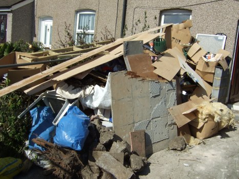 Balham garden clearance team performing their duties